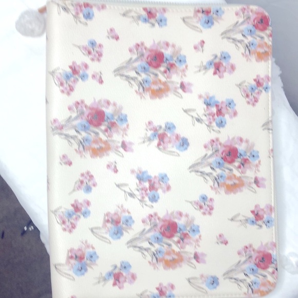 MATILDA JANE On the Go cream floral print tech organizer. - Picture 7 of 7